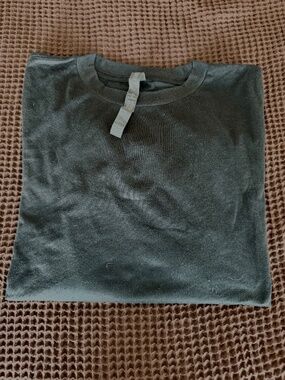Vuori long sleeve halo crew black pullover women’s size medium